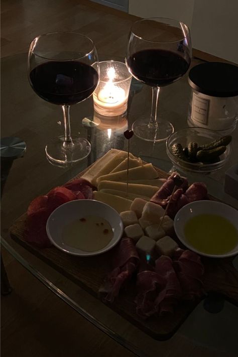 Wine And Cheese Aesthetic, Wine Date Aesthetic, Home Wine Tasting Party, At Home Wine Tasting Party, At Home Wine Tasting, Wine Night Aesthetic, Home Wine Tasting, Dinner Date At Home, Wine And Cheese Night