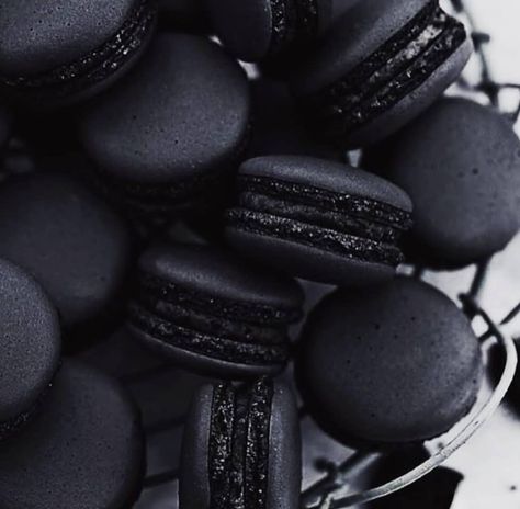 Black Macaroons, Black Food, Dark Wedding, All Black Everything, Yellow Aesthetic, Black And White Aesthetic, Black Aesthetic Wallpaper, Aesthetic Colors, Black Party