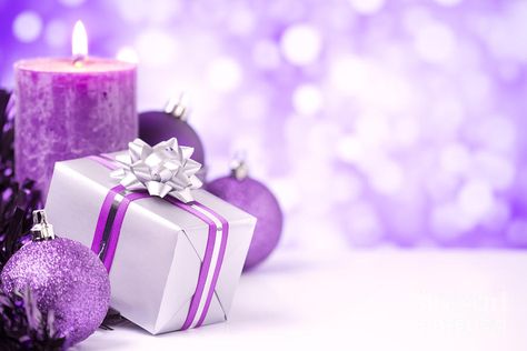 Christmas Gifts Wallpaper, Purple And Silver Christmas, Purple Christmas Decorations, Purple Gift, Purple And Silver, Purple Christmas, Wedding Reception Inspiration, Merry Christmas Gifts, White Lights