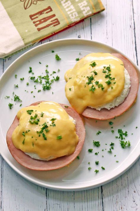 KETO EGGS BENEDICT Keto Eggs Benedict, Healthy Eggs Benedict, Souse Recipe, Keto Eggs, Keto Dishes, Keto Menu, Lchf Recipes, Hollandaise Sauce, High Carb