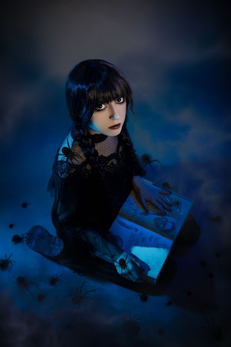 Wednesday Addams Cosplay, Family Cosplay, Addams Family Costumes, Expressions Photography, Yearbook Themes, Halloween Photography, Netflix Show, Halloween Photoshoot, Christmas Photography