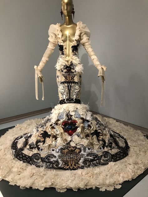 Drag Queen Outfits, Met Gala Outfits, Guo Pei, Monster Squad, High Fashion Runway, Conceptual Fashion, Gowns Dresses Elegant, Haute Couture Dresses, Pretty Designs