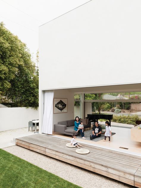 like the large opening and connection to the deck Design Tricks, Back Deck, Los Angeles Homes, Japanese House, Indoor Outdoor Living, Clever Design, Minimalist Home, Outdoor Living Space, Modern Architecture