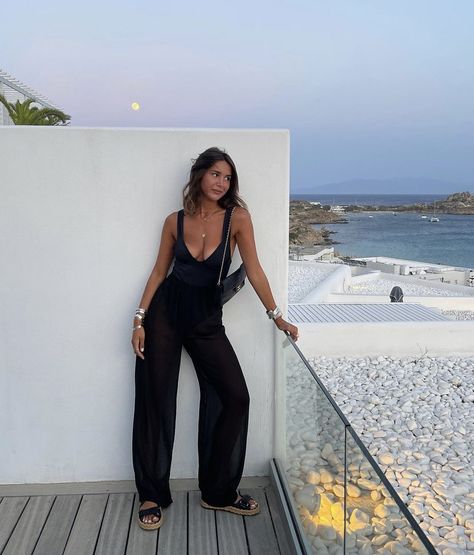 Black Beach Trousers Outfit, Black Pants Beach Outfit, Black Linen Pants Outfit Aesthetic, Black Holiday Outfits Summer, All Black Linen Outfit, All Black Vacation Outfit, Black Linen Trousers Outfit Summer, Outfits With Black Linen Pants, Black Linen Pants Outfit Summer Casual