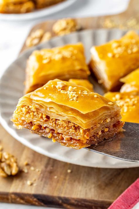 How to make Simple Crunchy Baklava How To Make Baklava, Pecan Baklava, Best Baklava Recipe, Banana Apple Smoothie, Turkish Baklava, Chocolate Cherry Cake, Baklava Recipe, Turkish Desserts, Company Ideas