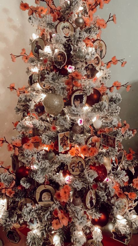 Anime Christmas Tree One Piece Christmas Tree, Anime Christmas Tree Ideas, Anime Christmas Decorations, Deathnote Christmas Tree, Christmas Tree Anime, Naruto Christmas Tree, Anime Christmas Tree, Pokemon Tree Christmas, Bts Christmas Tree