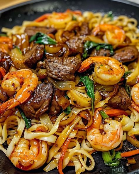 Steak And Shrimp Stir Fry Noodles, Steak Shrimp Stir Fry, Shrimp And Beef Recipes, Fish Plates Food Dinners, Healthy Asian Noodle Recipes, Dinner Plate Ideas, Steak And Shrimp Stir Fry, Steak And Shrimp Recipes, Steak 48