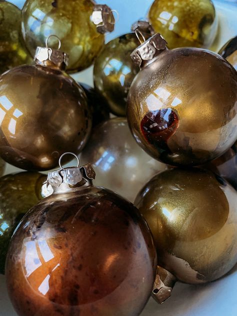 DIY Tinted Glass Ornaments - The Rural Legend Glass Ornaments Diy, Mercury Glass Diy, Antique Ornaments, Clear Glass Ornaments, Mercury Glass Christmas Ornaments, Upcycling Diy, Ornaments To Make, Tinted Glass, November 2