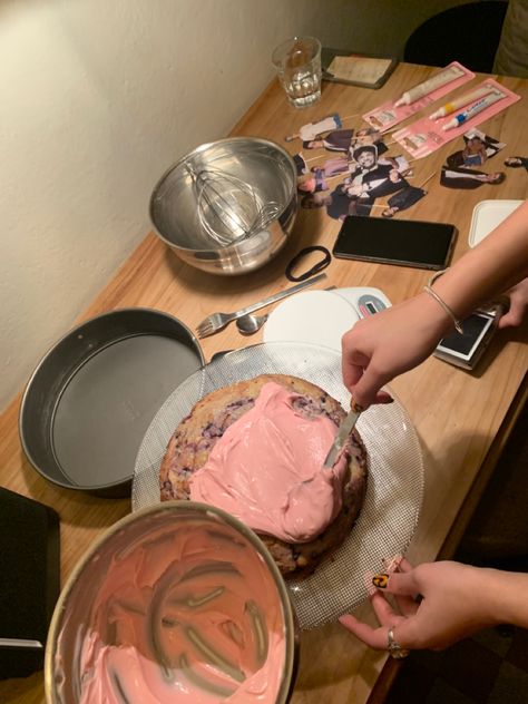 Cake Date Aesthetic, Making A Cake Aesthetic, Making Cake With Friends Aesthetic, Girly Baking Aesthetic, Cake Decorating With Friends Aesthetic, Homemade Cakes Aesthetic, Baking A Cake Aesthetic, Making Cake Aesthetic, Baking Therapy Aesthetic