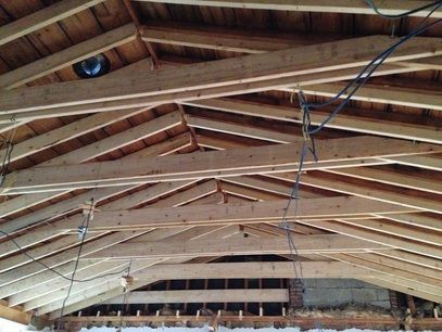 Vaulted ceiling construction with collar ties. This is going to be beautiful! Vaulted Ceiling Bedroom, Vaulted Ceiling Ideas, Ceiling Remodel, Camp Decor, Roof Truss Design, Vaulted Ceiling Living Room, Attic Office, Hot Tub Room, Exposed Ceilings