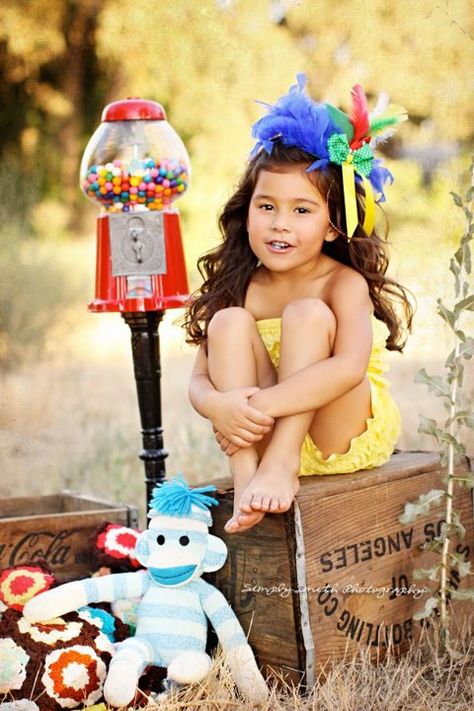 gumball machine as photo prop Preschool Photo Ideas, Valentine Photo Ideas, Mini Sessions Ideas, Picture Settings, Picture Ideas Photography, Valentine Minis, Candy Photoshoot, Photo Prop Ideas, Preschool Pictures