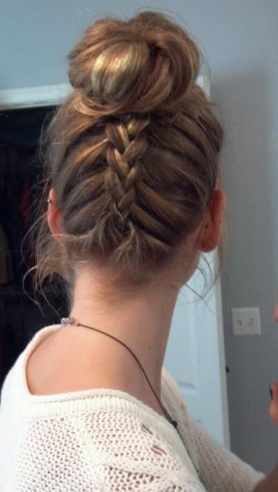 Upside-Down Braided Bun. I wanna try this ! I tried once with a little bit of hair but the braid was hiding Hair Up Braid, Upside Down Braid, Penteado Cabelo Curto, Braided Bun, Love Hair, Gymnast, Great Hair, Hair Dos, Gorgeous Hair