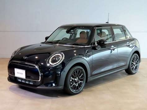 4 Door Mini Cooper, Mini Cooper 4 Door, Mini Cooper Clubman, Mini Coopers, Girly Car, Car Essentials, Mustang Convertible, Car Goals, Luxury Lifestyle Dreams