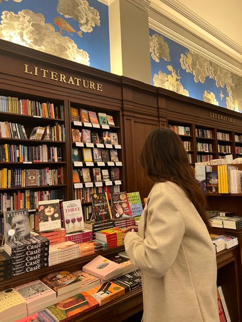 Reading Library Aesthetic, Nyc Bookstore Aesthetic, Book Girly Aesthetics, Stack Of Books Aesthetic, Girl In Bookstore, Nyc Cafes, Nyc Bookstore, Bookstore Aesthetic, Detective Stories