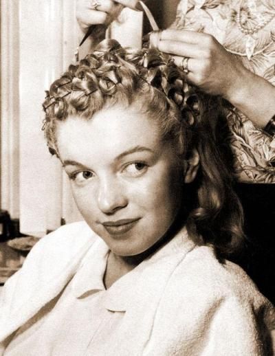 Tutorial: A Marilyn Pin Curl Set | Va-Voom Vintage with Brittany Marilyn Monroe Hairstyle, 1950s Marilyn Monroe, Cabelo Pin Up, Marilyn Monroe Hair, Norma Jean Marilyn Monroe, Hair Done, Pin Curls, Marilyn Monroe Photos, Makeup Hacks