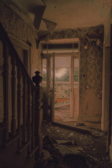 History Aesthetic, Broken Home, Cottage Aesthetic, Texas Chainsaw, Group Project, Cottage Interior, Horror Icons, House Inside, Abandoned Houses