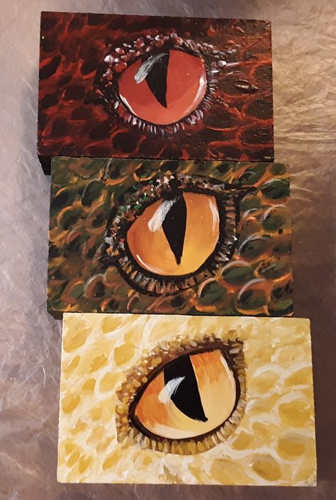 Dragon eyes painted on MDF blocks Dragon Painting Ideas, Dragon Painting Easy, Dragon Painting Acrylic Easy, Dragon Eye Painting, Dragon Paintings, Dnd Painting, Art O Mat, Mini Tela, Dragon Painting