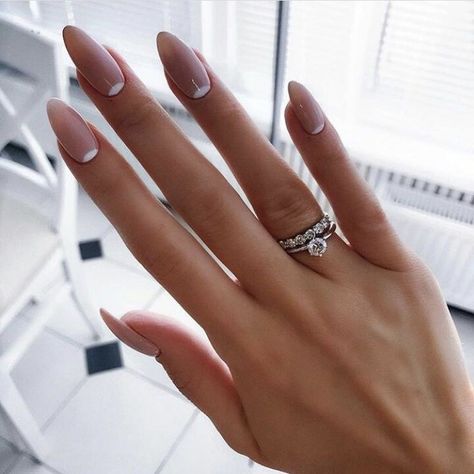 Nail Stiletto, Almond Shaped Nails Designs, Classy Almond Nails, Black Almond Nails, Almond Nails French, Almond Nail Art, Unghie Sfumate, Nail Designs Pictures, Classy Nail Designs