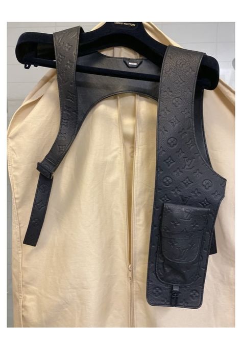 Internet picture of leather harness chest piece Internet Picture, Mens Pants Fashion Casual, Harness Fashion, Holster Bag, Trendy Fashion Tops, Chest Piece, Leather Harness, Mens Pants Fashion, Wedding Suits Men