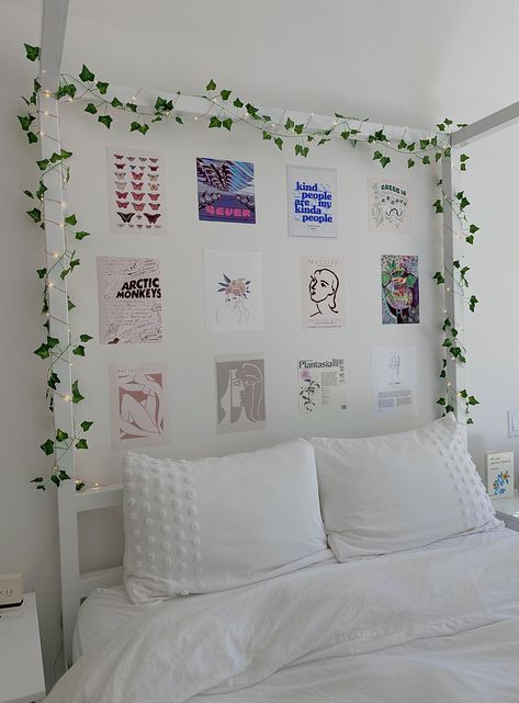 photo collage above my bed with vines and fairy lights :) Wall Collage With Fairy Lights, Wall Collage With Vines, Vines Above Bed, Collage Above Bed, Photo Wall Collage Bedroom, Wall Collage Bedroom, Summer Rooms, Cute Aesthetic Rooms, Collage Bedroom