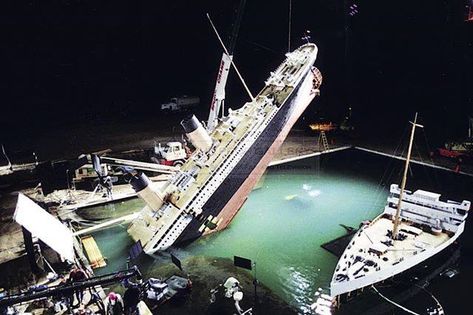 The stern half of the ship was used for the break up scene & the bow section was used for a scene when you see abit of the bow go under water. Titanic Behind The Scenes, Movie Special Effects, Titanic Model, Titanic Wreck, Titanic Photos, Rosarito Beach, George Miller, Titanic History, Titanic Ship