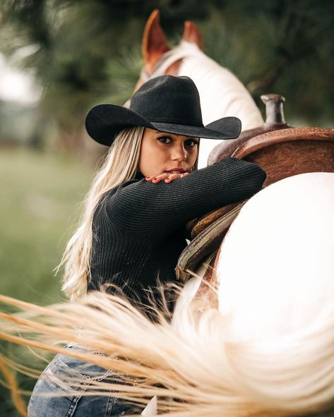 Photo With Horse, Western Senior Picture Ideas, Cowgirl Senior Pictures, Western Photoshoot Ideas, Horse Photoshoot Ideas, Equine Photography Poses, Western Photo Shoots, Horse Senior Pictures, Horse Photoshoot