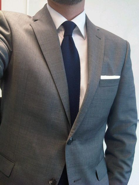 medium gray suit with white shirt and knit navy tie! Grey Suit Blue Tie, Country Wedding Groomsmen, Wedding Suits Men Grey, Best Wedding Suits, Grey Suspenders, Light Grey Suits, Navy Blue Tie, Slim Fit Tuxedo, Grey Suit