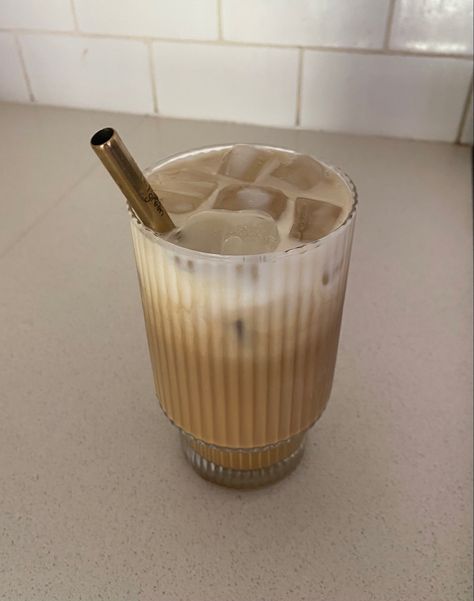 homemade iced vanilla latte aesthetic drink Vanilla Latte Aesthetic, Ice Latte Aesthetic, Iced Latte Aesthetic, Almond Daughter, Iced Vanilla Latte, Latte Aesthetic, Aesthetic Drink, Local Bakery, Street Coffee