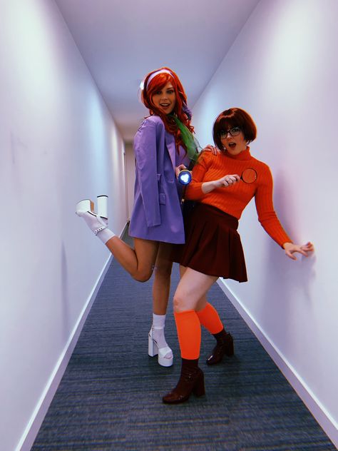 Hot Daphne Costume, Cute Daphne Costume, Halloween Costumes Velma And Daphne, Daphne Halloween Costume Diy, Two Halloween Costumes Friends, Daphne Diy Costume, Daphne And Velma Cosplay, Cute Velma Costume, Velma Costume Diy