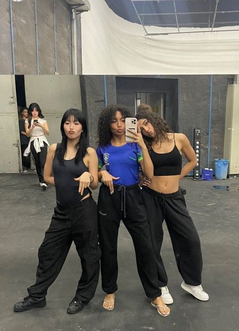 Dancer Lifestyle Aesthetic Hip Hop, Hip Hop Outfits For Women Dancers, Dancers Outfit Hip Hop, Hiphop Aesthetic Dance, Dancer Outfits Hip Hop Street, Singing Class Aesthetic, Hip Hop Class Outfits, Dance Hip Hop Aesthetic, Dancing Aesthetic Hip Hop