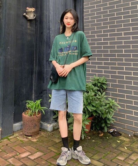 Tomboy Outfit Summer, Asian Shorts Outfit, Baggy Tshirt And Shorts, Tshirt Outfit Korean Style, Tshirt And Shorts Outfit Women, Boyish Summer Outfits, Androgynous Fashion Casual, Tomboy Beach Outfits, Baggy Shorts Outfits Women