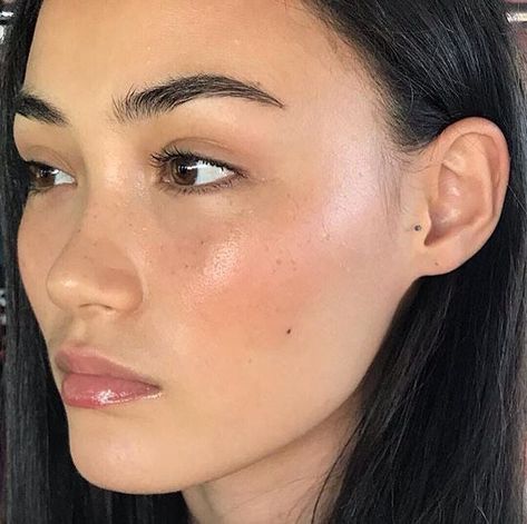 Fmj on Instagram: “Follow @nevermindressing for daily fashion timeless inspiration 🌿This perfect makeup no makeup 🤩 . . . #makeup #makeupideas #makeuplook…” Model Makeup Natural, Soft Make-up, Model Tips, Natural Beauty Makeup, Makeup Tip, Fresh Makeup, Dewy Makeup, Smink Inspiration, Minimal Makeup