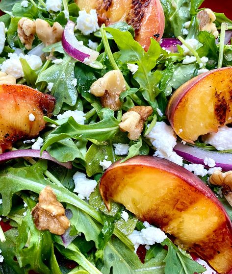 Grilled peaches top this arugula salad with toasted walnuts and goat cheese.  The ginger balsamic dressing adds a little zestiness to this sweet and savory salad. Mind Diet Recipes, Cantaloupe Salad, Caramelized Peaches, Grilled Peach Salad, Savory Salads, Grilled Fruit, Peach Salad, Sprouts Salad, Baby Arugula