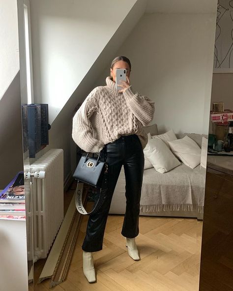 Olivia Faeh - Zurich 🇨🇭 auf Instagram: „Looks of the week 🖤✨ which one is your favorite? ❄️ and yes my mirror is still broken 😞“ Beige Boots Outfit Winter Style, Cream Boots Outfit, Black Leather Pants Outfit, Beige Boots Outfit, Heels Boots Outfit, Brown Leather Pants, Cream Boots, Fall Boots Outfit, Winter Boots Outfits