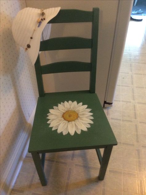 Daisy flower painted in acrylics. Cheri Dardenne Chair Painting Ideas, Daisy Paintings, Daisy Cottage, Primative Decor, Painted Chair, Daisy Painting, Painted Chairs, Red Paint, Furniture Makeovers