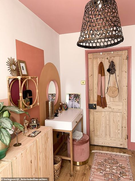 Are these Britain's most beautiful rooms? Colourful Dressing Room, Small Beauty Room, Beauty Rooms, Make Up Room Ideas Decor, Small Beauty Room Ideas, Small Dressing Room Ideas, Beauty Room Ideas, Home Beauty Room, Boho Hallway