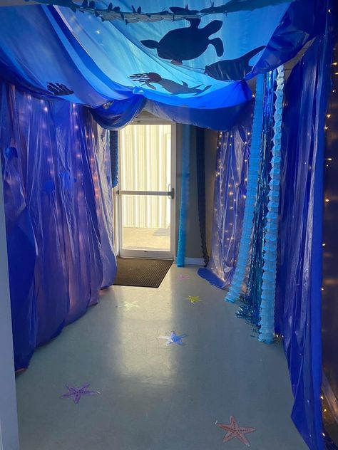 Sea Backdrop Ocean Themes, Aquarium Party Decorations, Diy Ocean Backdrop, Ocean Themed Hallway, Under The Sea Prom Theme Backdrops, Ocean Ceiling Decoration, Underwater School Theme, Under The Sea Glow In The Dark Party, Underwater Prom Theme