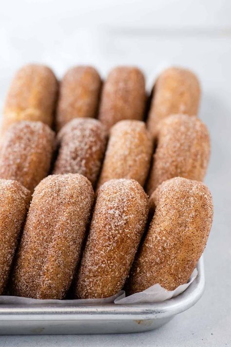 Baked Cinnamon Sugar Donut Recipes, Powdered Donuts Recipe, Cinnamon Sugar Donut Recipe, Donut Photography, Cinnamon Treats, Sugar Donuts Recipe, Baked Donut Recipe, Baked Donut, Yeast Donuts