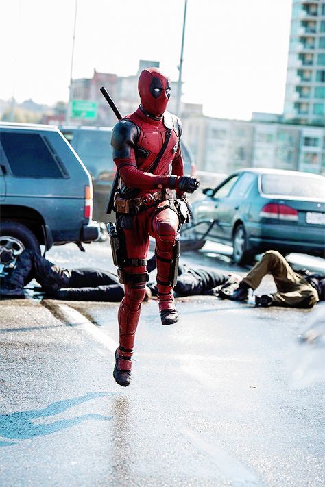 He's skipping Deadpool Lockscreen, Deadpool Y Spiderman, Deadpool Pictures, Deadpool Love, Deadpool 2016, Deadpool Funny, Deadpool Art, Creature Fantasy, Deadpool Movie