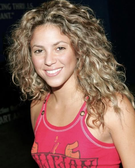 Shakira 2000s, Shakira Hair, Shakira Style, Shakira Photos, Ciaran Hinds, Formal Hairstyles, Dream Body, Shakira, Curly Hair Styles Naturally