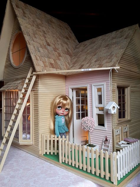 Working on.. | Flickr - Photo Sharing! Blythe Dollhouse, Blythe House, Doll Diorama, Doll Home, Blythe Custom, Tiny World, Doll Display, Blythe Clothes, Barbie House