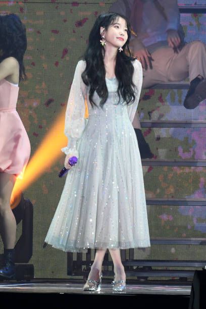 Iu Pictures and Photos Iu Palette Outfit, Iu Outfits Dresses, Iu Dress Fashion, Iu Gown, Kpop Idols Outfits, Iu Pictures, Korean Dress Elegant, Iu Outfits, Kingdom Vibes