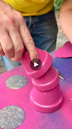 Spray Paint Colors, Plastic Flower Pots, Garden Junk, Clay Pot Crafts, Diy Dollar Store Crafts, Graduation Diy, Backyard Makeover, Homemade Christmas Gifts, Painted Pots