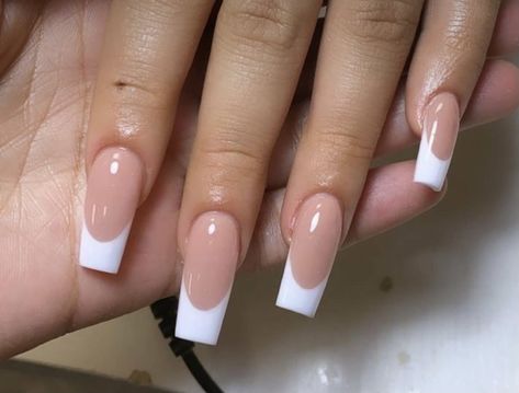 White Medium French Tip Nails, White French Tip Nails Square Medium, White French Tip Nails Medium Length, Soft White French Tip Nails, Curved French Tip Nails, White French Nails Ideas, Armani Hotel, Nagellack Trends, French Tip Nail Designs