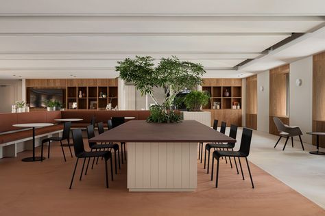 Japanese garden design informs Mitsui & Co real estate office Japanese Office, Loft Style Interior, Work Cafe, Lush Plants, Interior Studio, Lounge Interiors, Japanese Garden Design, Office Lounge, Real Estate Office