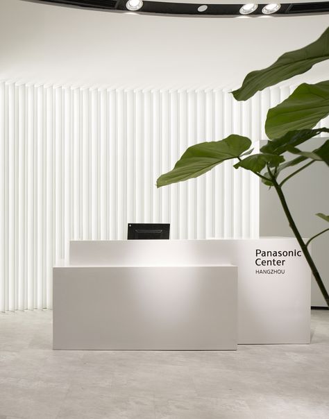 Gallery of Panasonic Center / LDL Design - 16 Beauty Center Design, White Office Interior, White Reception Table, Beauty Interior Design, White Reception Desk, Office Reception Design, Interaktives Design, Studio Medico, White Reception