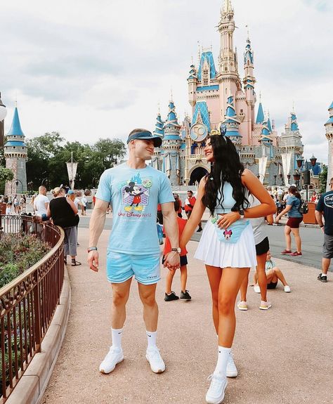 Disney Matching Couple Outfits, Disney Couple Outfits Disneyland, Disney World Couple Outfits, Disney Honeymoon Outfits, Disneyland Outfits Fall, Disneyland Couples Outfits, Disney Outfits Aesthetic, Aesthetic Disney Outfits, Disneyland Couples Pictures