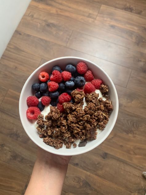 Greek Yogurt With Berries And Granola, Yogurt With Granola And Fruit, Oats Aesthetics, Granola And Yogurt Breakfast, Yogurt Granola Bowl, Greek Yogurt Granola, Granola And Yogurt, Greek Yogurt Bowl, Baked Oats Recipe