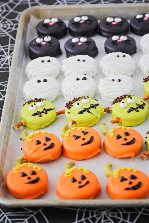 The Baker Upstairs: Halloween Oreos Pasteles Halloween, Halloween Oreos, Halloween Snacks For Kids, Dessert Halloween, Postres Halloween, Kids Halloween Food, Halloween Donuts, Halloween Punch, Halloween Decor Diy