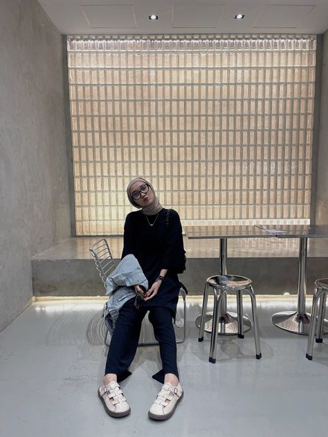 Ootd Bukber, Cafe Ootd, Ootd Cafe, Ootd Hijab Simple, Black Ootd, Hijab Simple, Stylish Photo, Stylish Photo Pose, Fashion Hijab